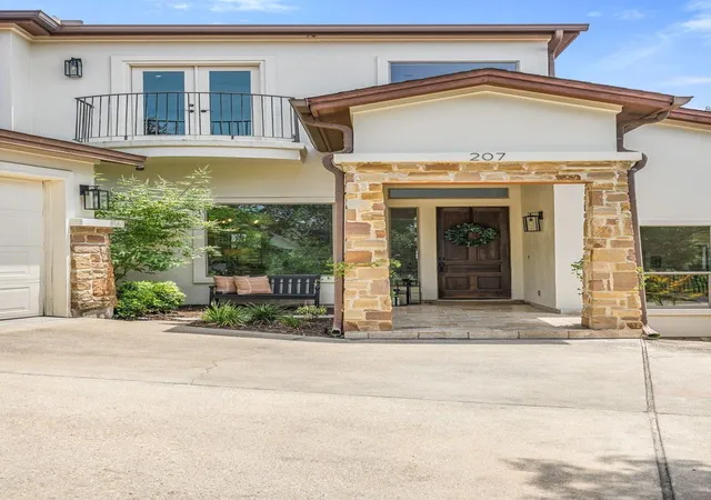 Photo 2 of Single family home for sale at 207 Spellbrook Ln, Lakeway, TX 78734 | MLS# 7798120 | Listing updated on 2026-08-30