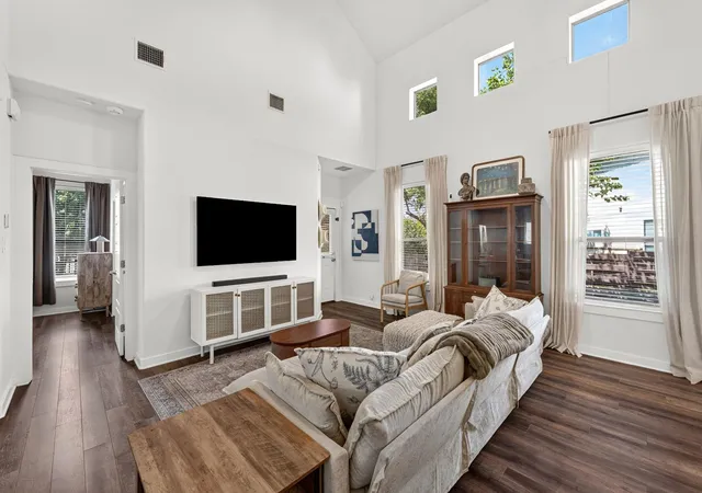Listing Photo 5 - Condo for sale in building located at 2101 Rivers Edge Wy, Austin, TX 78741 - Unit #3