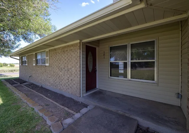 Photo 3 of Single family home for sale at 101 Oakwood St, Temple, TX 76502 | MLS# 4753569 | Listing updated on 2026-09-07