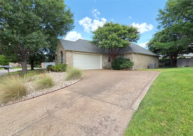 3rd image of 1121 Gabriel Ln, Fort Worth, TX 76116 | MLS# 2215154