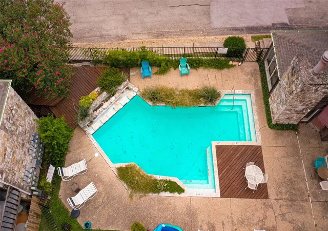 2nd image of 6903 Deatonhill Dr, Austin, TX 78745
