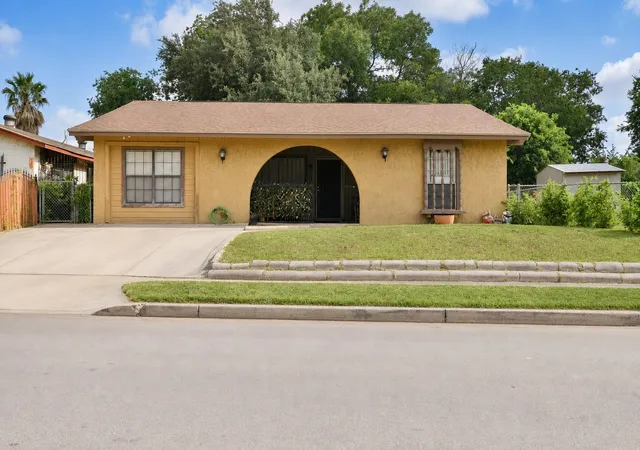 Photo 3 of Single family home for sale at 1011 S Brownleaf St, San Antonio, TX 78227 | MLS# 7101090 | Listing updated on 2026-08-29