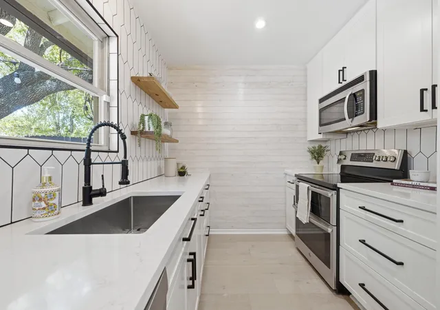 4th image of 2609 Berkett Dr, Austin, TX 78745 | MLS# 9729022