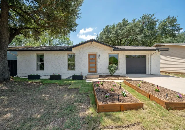 Photo 3 of Single family home for sale at 2609 Berkett Dr, Austin, TX 78745 | MLS# 9729022 | Listing updated on 2026-10-26