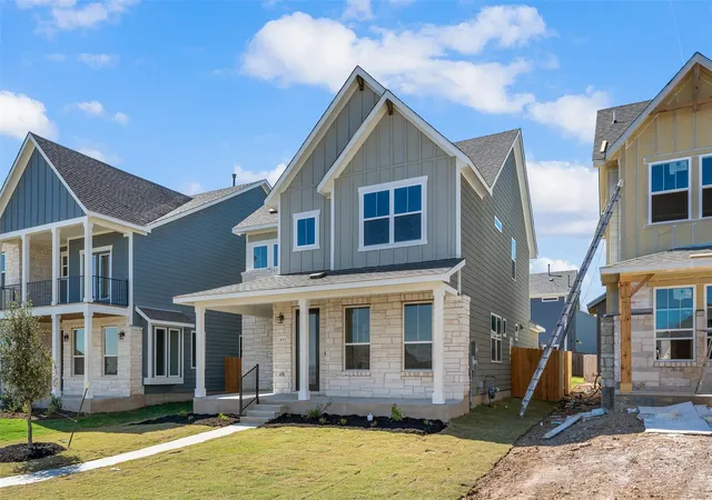 Photo 3 of Single family home for sale at 433 Carr Dr, Liberty Hill, TX 78642 | MLS# 2682213 | Listing updated on 2026-10-27