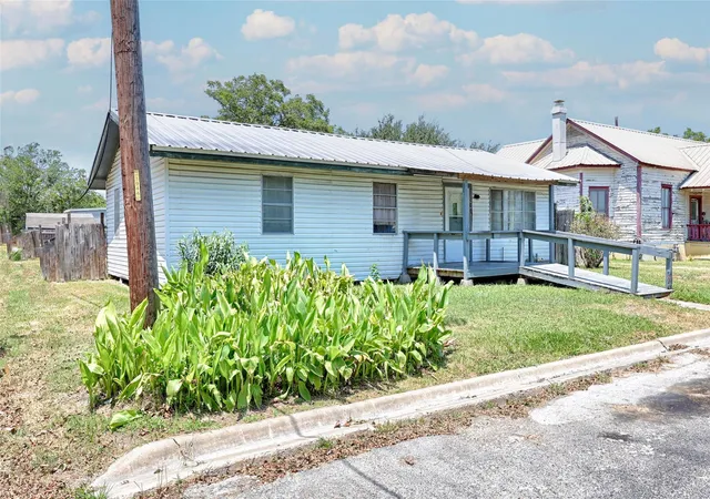 2nd image of 505 Kellett Ave, Schulenburg, TX 78956 | MLS# 5028849