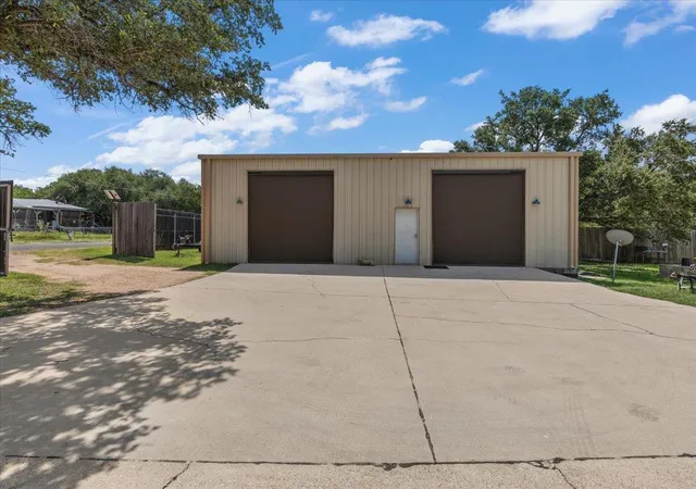 Photo 3 of Single family home for sale at 24705 Whitney Dr, Spicewood, TX 78669 | MLS# 2501029 | Listing updated on 2026-08-13