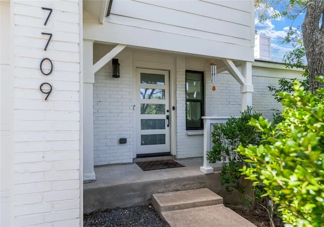 Photo 3 of Sale Pending at 7709 Evaline Ln, Austin, TX 78745 | MLS# 5552483 | Listing updated on 2026-10-29