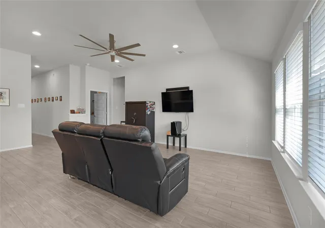 Photo 4 of Single family home for sale at 21408 Highland Lake Dr, Lago Vista, TX 78645 | MLS# 7806073 | Listing updated on 2026-08-10