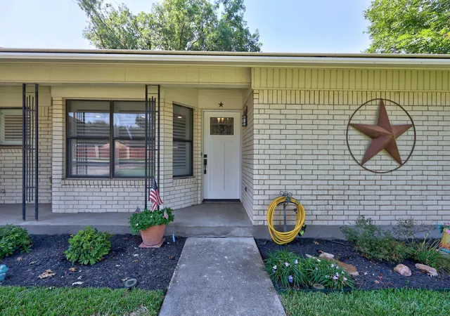 Photo 3 of Sale Pending at 902 Dunman Dr, Georgetown, TX 78628 | MLS# 3740472 | Listing updated on 2026-08-26