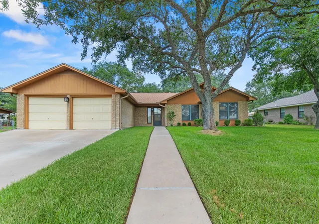 2nd image of 108 Meadow Creek Dr, Schulenburg, TX 78956 | MLS# 3031063