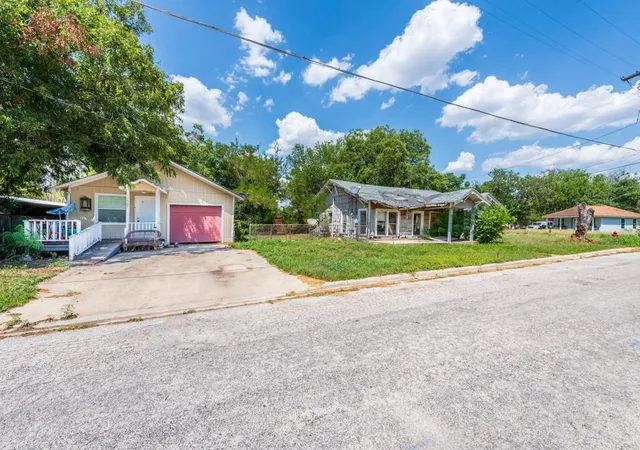 2nd image of 1507 Cummings St, Luling, TX 78648 | MLS# 2793501