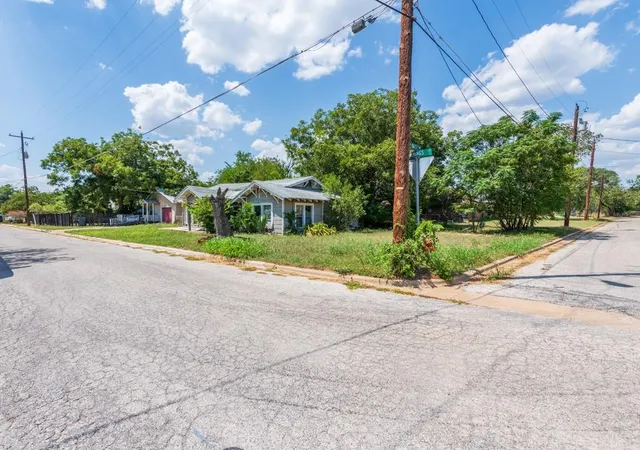 3rd image of 1507 Cummings St, Luling, TX 78648 | MLS# 2793501