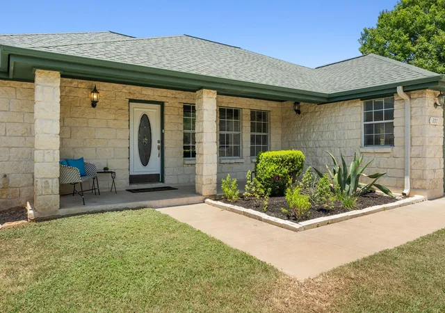 Photo 2 of Single family home for sale at 207 Meadow Oaks Dr, Dripping Springs, TX 78620 | MLS# 9323518 | Listing updated on 2026-10-17