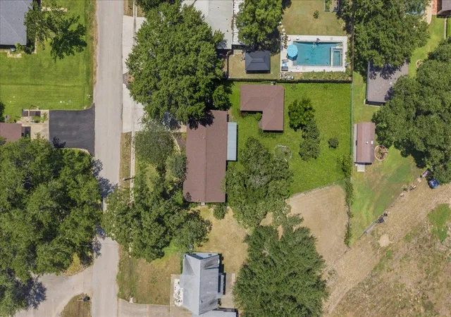 Photo 2 of Single family home for sale at 1415 Ne Whitehead St, Smithville, TX 78957 | MLS# 4447542 | Listing updated on 2026-09-24