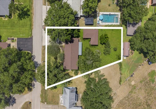 Photo 3 of Single family home for sale at 1415 Ne Whitehead St, Smithville, TX 78957 | MLS# 4447542 | Listing updated on 2026-09-24