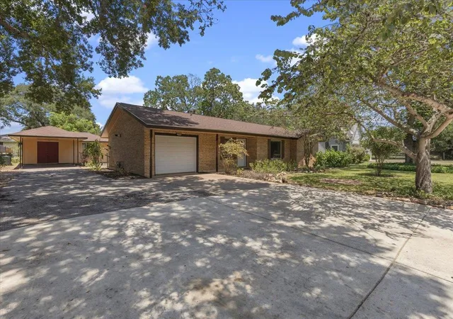 Photo 4 of Single family home for sale at 1415 NE Whitehead St, Smithville, TX 78957 | MLS# 4447542 | Listing updated on 2026-09-24