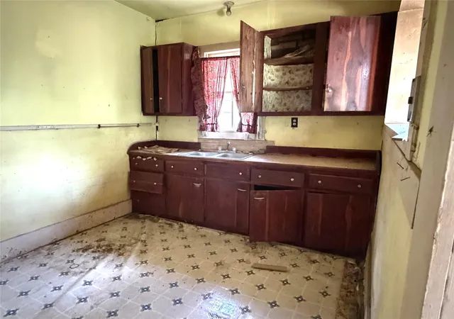 3rd image of 119 Pine St, Luling, TX 78648 | MLS# 6710720