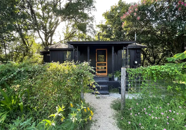 2nd image of 5921 Ponca St, Austin, TX 78741 | MLS# 9745405