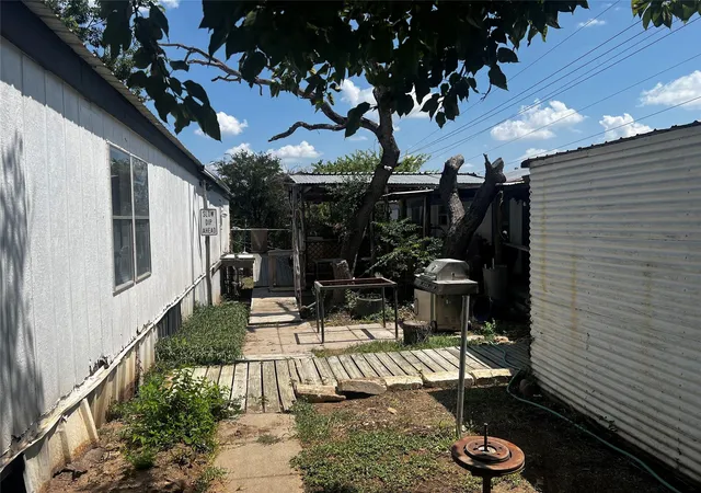 Photo 3 of Manufactured home for sale at 7107 Cowpoke Trl, Lago Vista, TX 78645 | MLS# 4418480 | Listing updated on 2026-08-13
