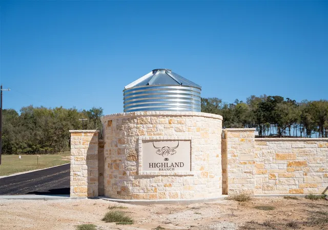 2nd image of 408 Cresent Bend Bnd, Cameron, TX 76520 | MLS# 1655703