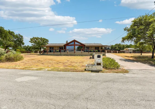 Photo 2 of Single family home for sale at 20923 Oak Dale Dr, Lago Vista, TX 78645 | MLS# 6606723 | Listing updated on 2026-10-03