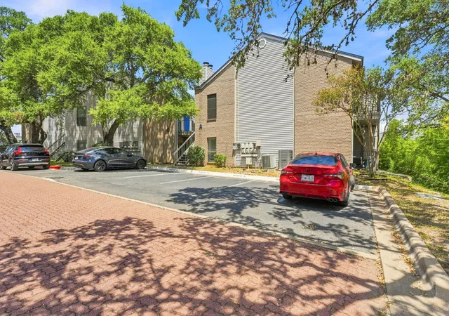 2nd image of 802 S 1St St, Austin, TX 78704