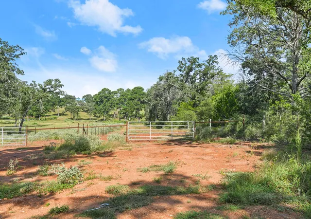 Photo 3 of House for sale at 170 Split Oak Rd, Smithville, TX 78957 | MLS# 3696662 | Listing updated on 2026-09-25