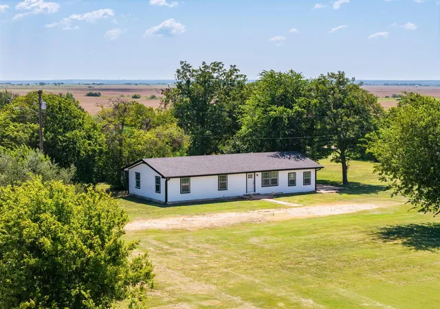 Photo 1 of Single family home for sale at 212 E Taylor St, Thrall, TX 76578 | MLS# 2448156 | Listing updated on 2026-10-10