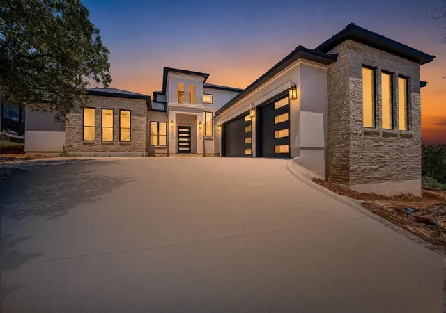 Photo 1 of Single family home for sale at 322 Spider Valley Dr, Horseshoe Bay, TX 78657 | MLS# 1806859 | Listing updated on 2026-10-29