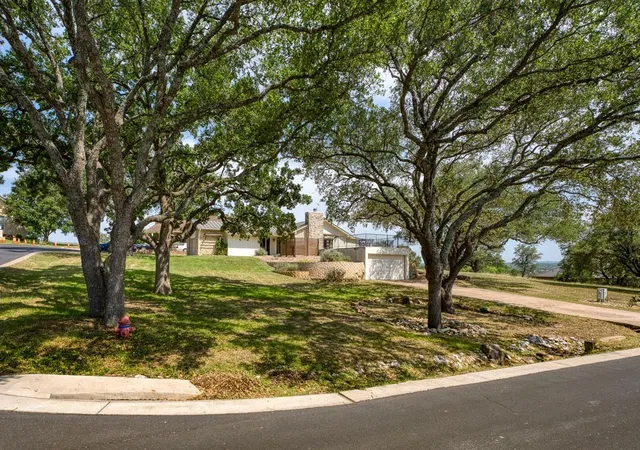 2nd image of 305 Onyx Dr, Horseshoe Bay, TX 78657 | MLS# 9947287