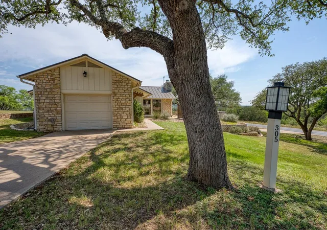 3rd image of 305 Onyx Dr, Horseshoe Bay, TX 78657 | MLS# 9947287