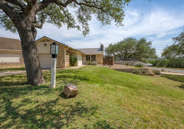 4th image of 305 Onyx Dr, Horseshoe Bay, TX 78657 | MLS# 9947287