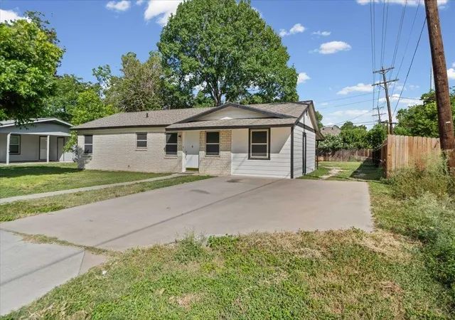 Photo 3 of Single family home for sale at 1115 Sycamore St, San Marcos, TX 78666 | MLS# 4002201 | Listing updated on 2026-08-27