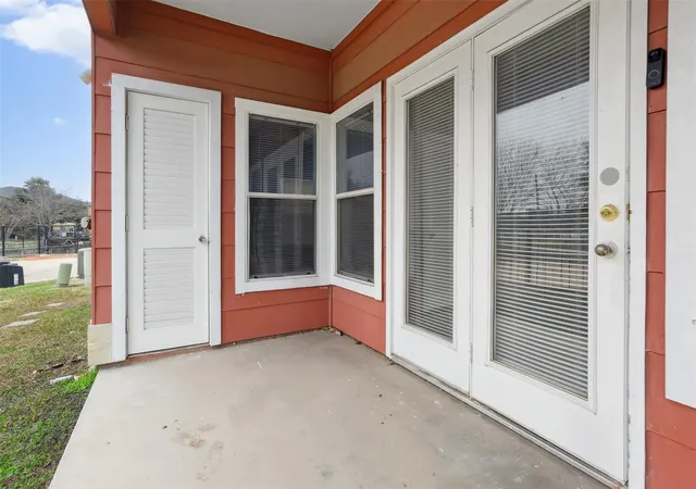 Listing Photo 2 - Condo for sale in building located at 1901 Xing Pl, Austin, TX 78741 - Unit #3101