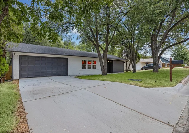 Photo 1 of Sale Pending at 6807 Roanoke Dr, Austin, TX 78723 | MLS# 5793670 | Listing updated on 2026-10-06