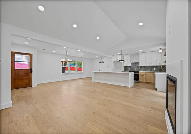 Photo 4 of Sale Pending at 6807 Roanoke Dr, Austin, TX 78723 | MLS# 5793670 | Listing updated on 2026-10-06