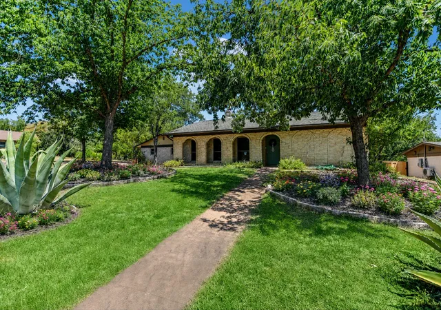 Photo 2 of Single family home for sale at 6920 Scenic Brk Dr, Austin, TX 78736 | MLS# 6071585 | Listing updated on 2026-10-08