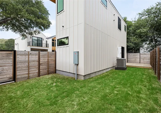 Listing Photo 2 - Condo for sale in building located at 1215 Fort Br Blvd, Austin, TX 78721 - Unit #2