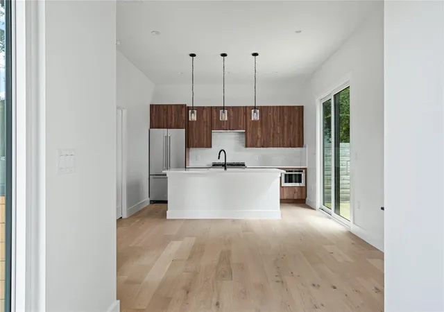Listing Photo 4 - Condo for sale in building located at 1215 Fort Br Blvd, Austin, TX 78721 - Unit #2