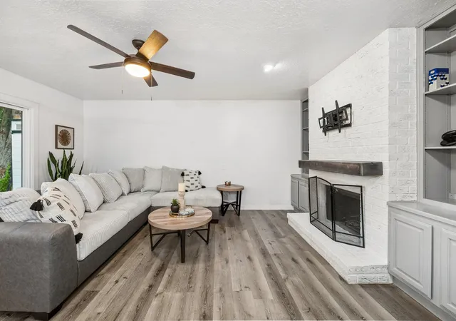 3rd image of 10826 Lynbrook Dr, Houston, TX 77042 | MLS# 9073769
