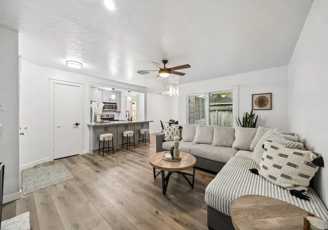 4th image of 10826 Lynbrook Dr, Houston, TX 77042 | MLS# 9073769