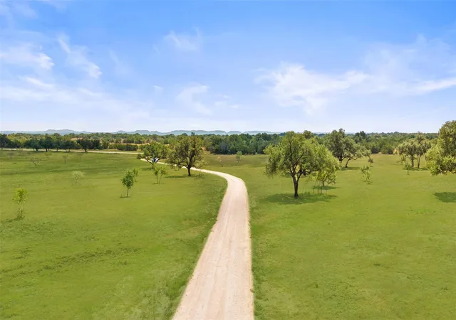 Photo 4 of House for sale at 960 Gipson Rd, Johnson City, TX 78636 | MLS# 9793922 | Listing updated on 2026-08-10