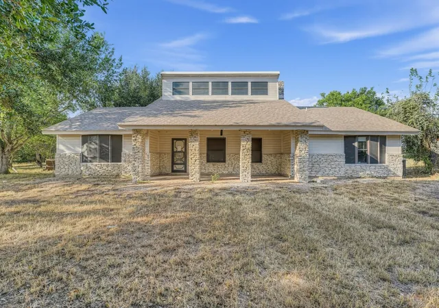 Photo 1 of Single family home for sale at 1650 County Rd 421, Taylor, TX 76574 | MLS# 2305211 | Listing updated on 2026-09-25