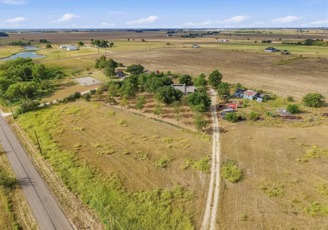 Photo 2 of Single family home for sale at 1650 County Rd 421, Taylor, TX 76574 | MLS# 2305211 | Listing updated on 2026-09-25