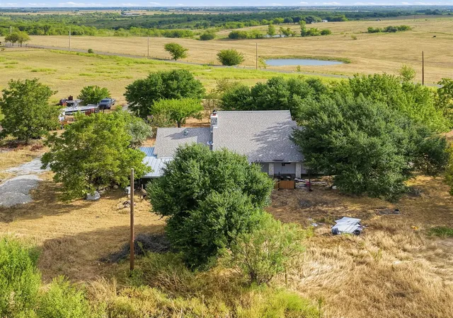 Photo 3 of Single family home for sale at 1650 County Rd 421, Taylor, TX 76574 | MLS# 2305211 | Listing updated on 2026-09-25