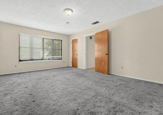 Photo 3 of Single family home for sale at 1650 County Rd 421, Taylor, TX 76574 | MLS# 2305211 | Listing updated on 2026-10-12