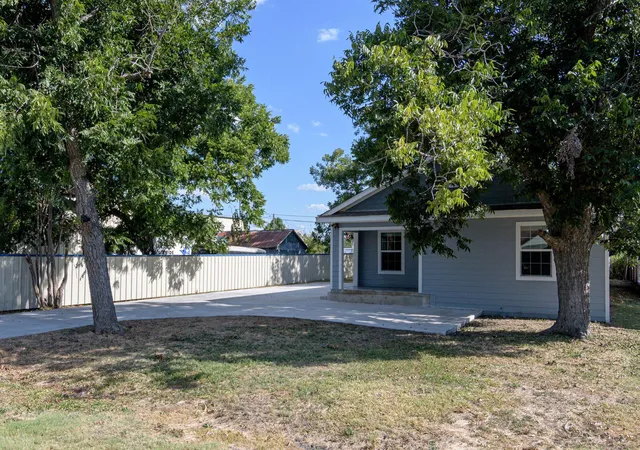 Photo 3 of Single family home for sale at 219 E Davilla St, Bartlett, TX 76511 | MLS# 2455165 | Listing updated on 2026-10-07