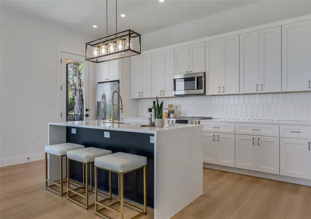 Photo 1 of Single family home for sale at 20202 Lincoln Cv, Lago Vista, TX 78645 | MLS# 2022882 | Listing updated on 2026-09-29