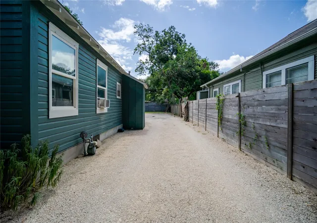 2nd image of 719 Springdale Rd, Austin, TX 78702 | MLS# 5531816